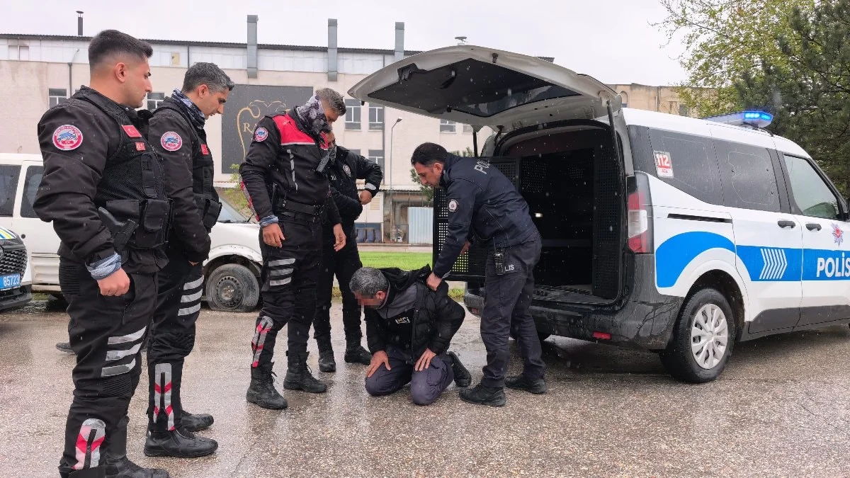 Bursa'da zorluk çıkaran ehliyetsiz sürücüye biber gazı ile müdahale edildi