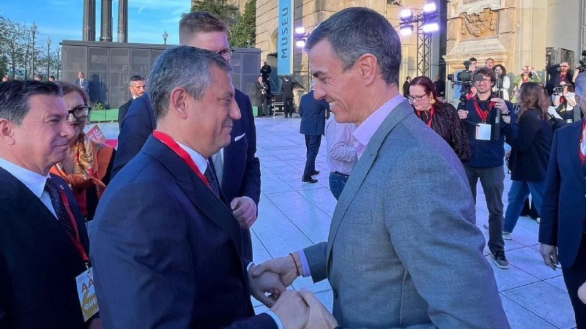 Özgür Özel'in Pedro Sanchez hayranlığını paylaşan Şirin Payzın, alay konusu oldu
