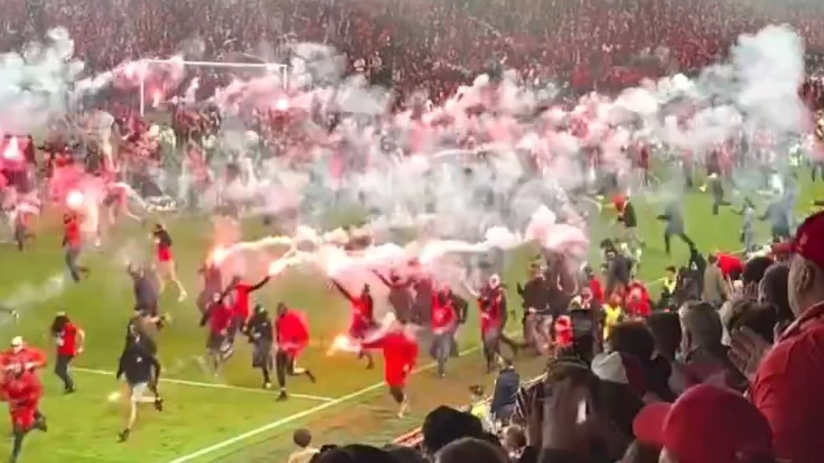 Çekya'da taraftarlar sahaya daldı, şampiyonluk ertelendi!