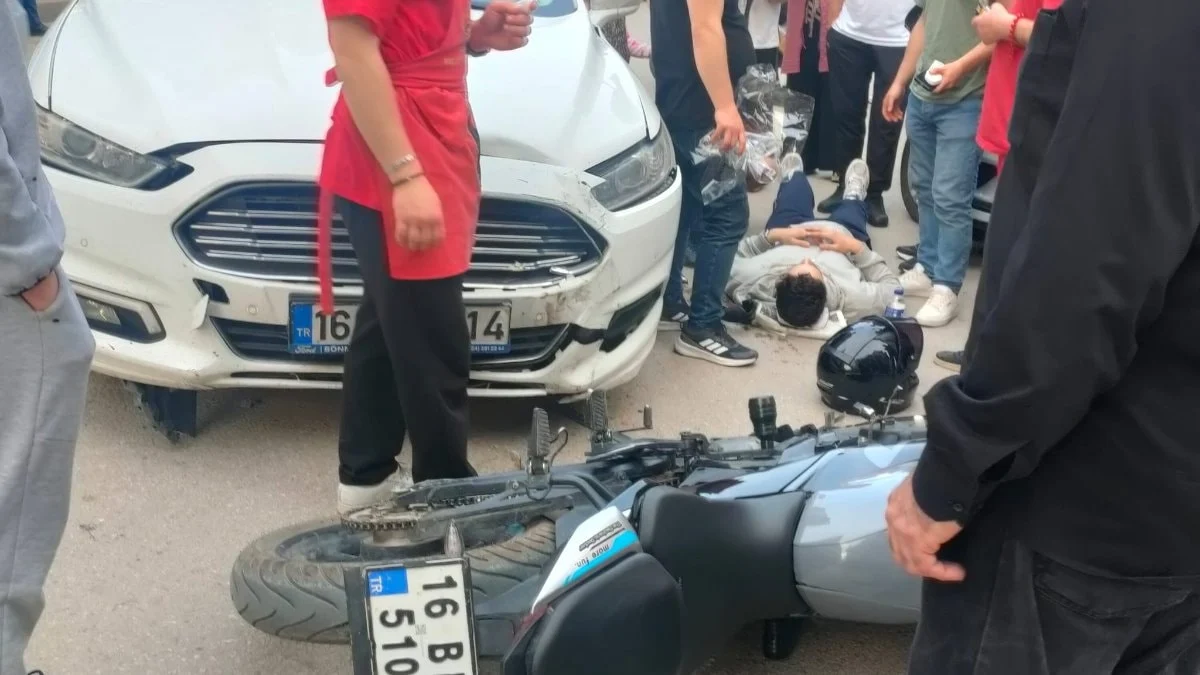 Bursa'da otomobil ile motosikletli çarpıştı: Feci kaza kamerada
