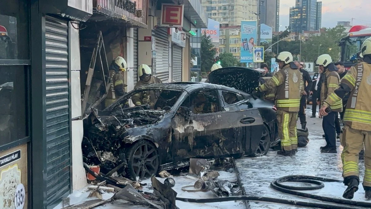 İstanbul'da lüks araç dükkana girdi: 2 yaralı
