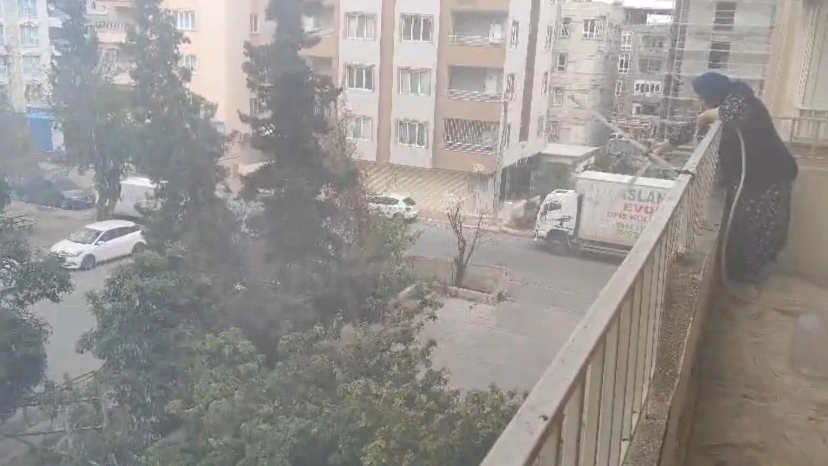 Şanlıurfa'da yanan aracı, yaşlı kadın evin balkonundan söndürmeye çalıştı