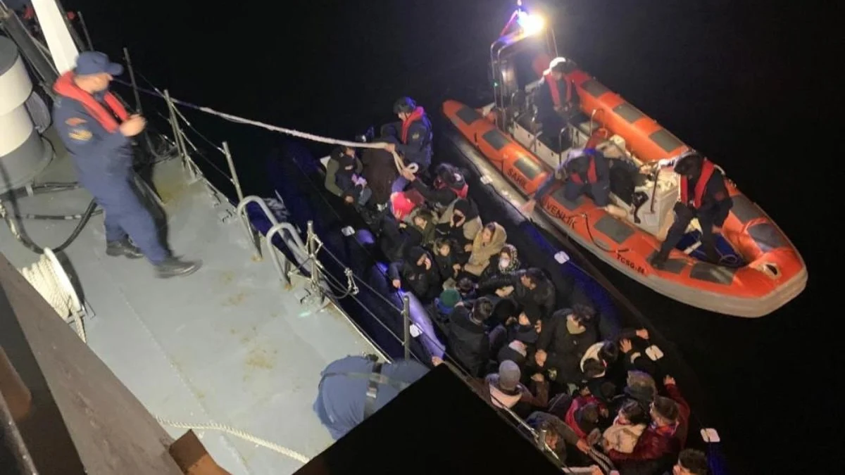 Çanakkale'de radar takılan bott 31 kaçak göçmen yakalandı