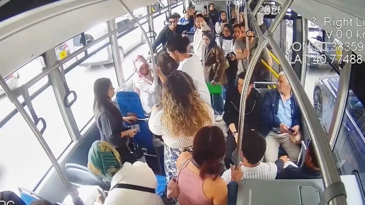Sakarya'da otobüste zamanla yarış: Fenalaşan genç hastaneye yetiştirildi