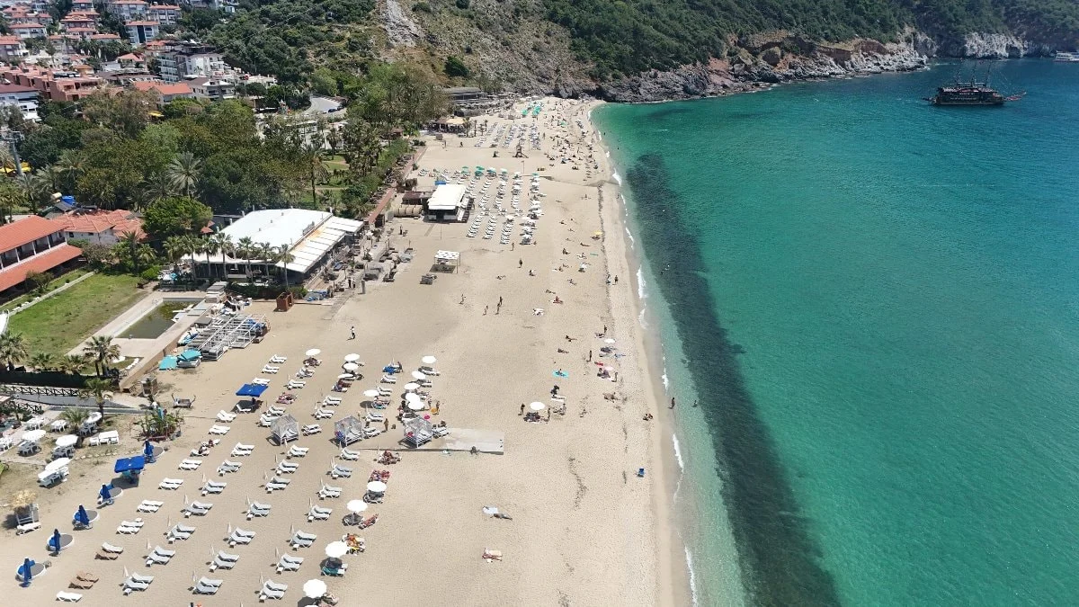 Antalya'da sıcak havalarla beraber sahiller doldu