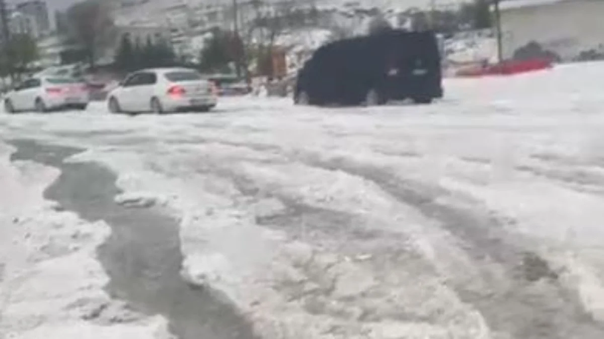 Mayıs ayı yaklaşırken Elazığ'da dolu sürprizi: Beyaza büründü