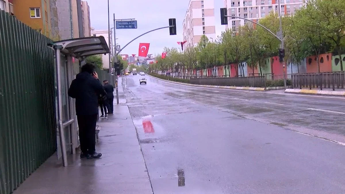 İstanbul'da otobüs durağında facia: Genç mühendis kamyonun altında kalarak can verdi