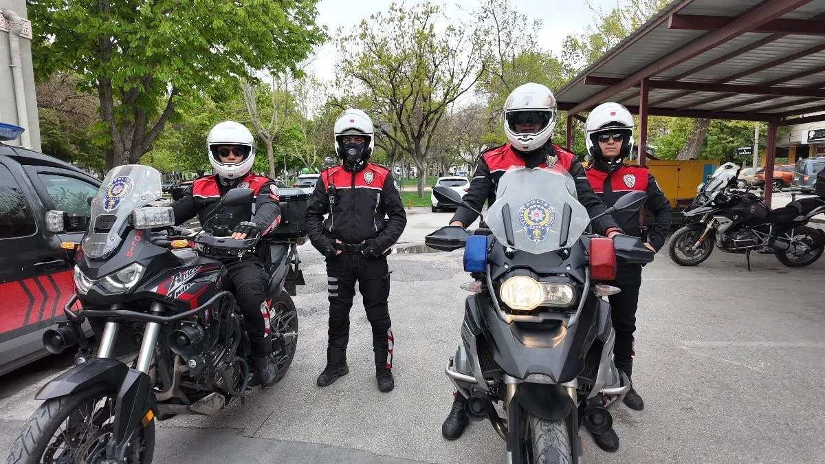 Konya'da araç sürerken boğazına erik kaçtı, hayatını yunus polisleri kurtardı