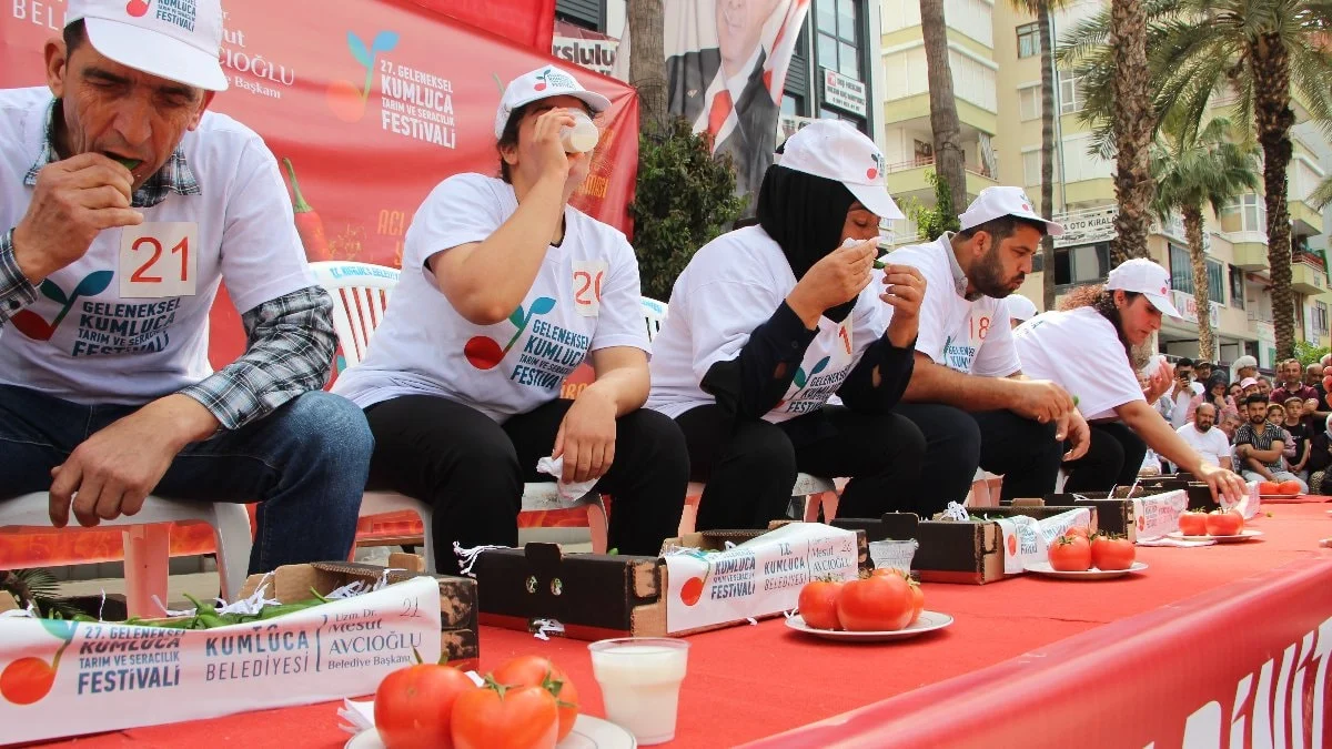 Kumluca’da 'acı' rekabet: Altın için biberle mücadele ettiler