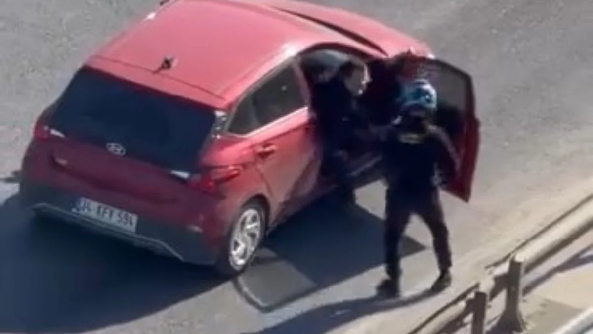 İstanbul'da motorcu ile otomobil sürücüsünün yol verme kavgası kamerada