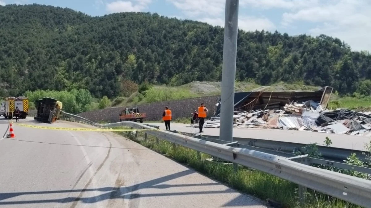 Amasya'da devrilen tırın sürücüsü yaşamını yitirdi