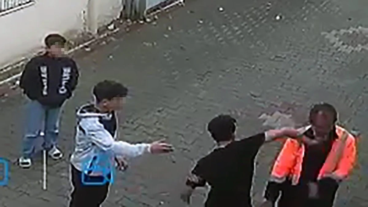 Adana'da sokakta evsizi yumruklayan çocuğa ev hapsi cezası