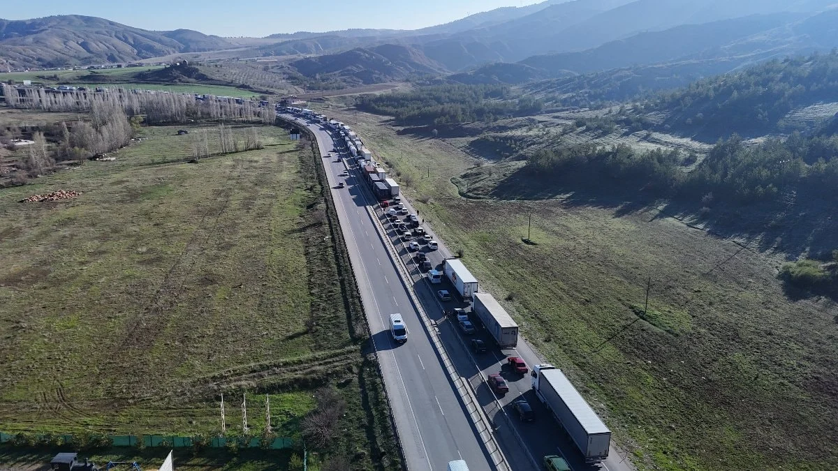 Sivas'ta tır devrildi, uzun araç kuyrukları oluştu