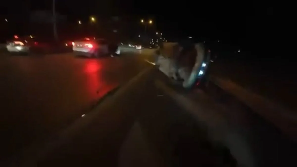 İstanbul’da otomobil devrilerek bariyerlere çarptı