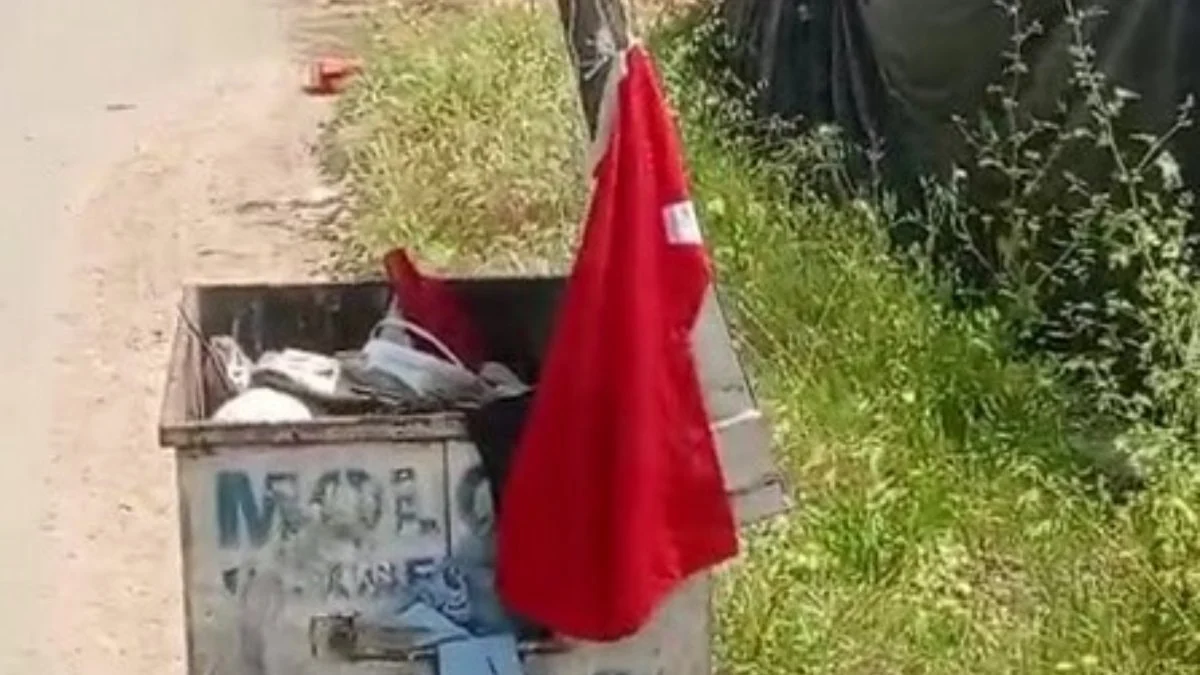 Antalya’da belediye çalışanından anlamlı davranış: Çöpte bulduğu bayrağı kamyonuna astı