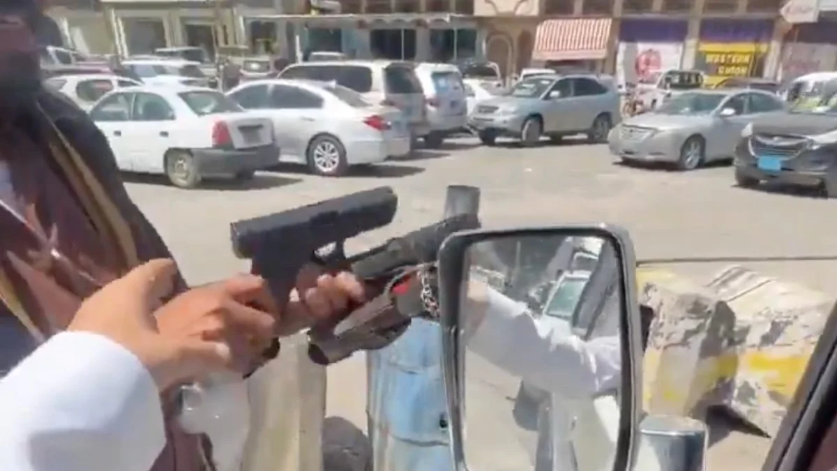 Yemen'de sıradan bir sokak satıcısı: Trafikte silah pazarlığı
