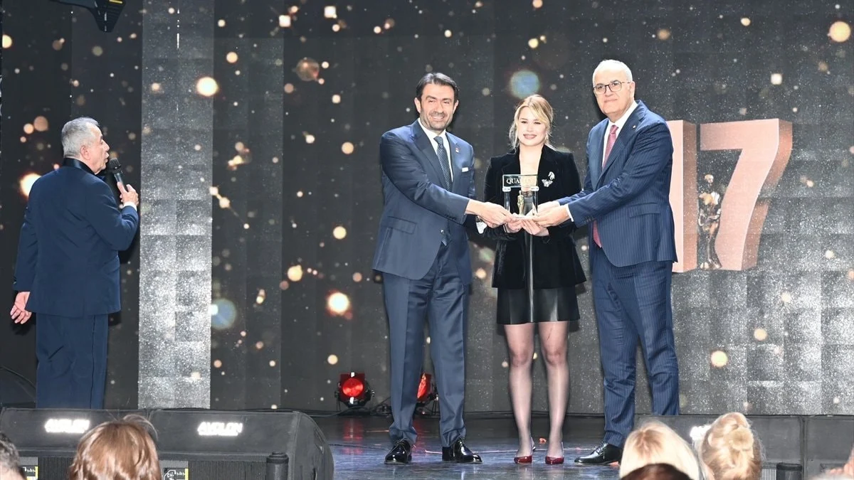 Defne Kurt'a yılın sporcusu ödülü verildi