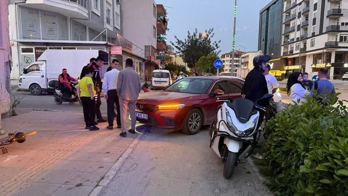 Antalya’da kaza yapan kardeşler, ambulansa babalarının sesiyle bindirildiler