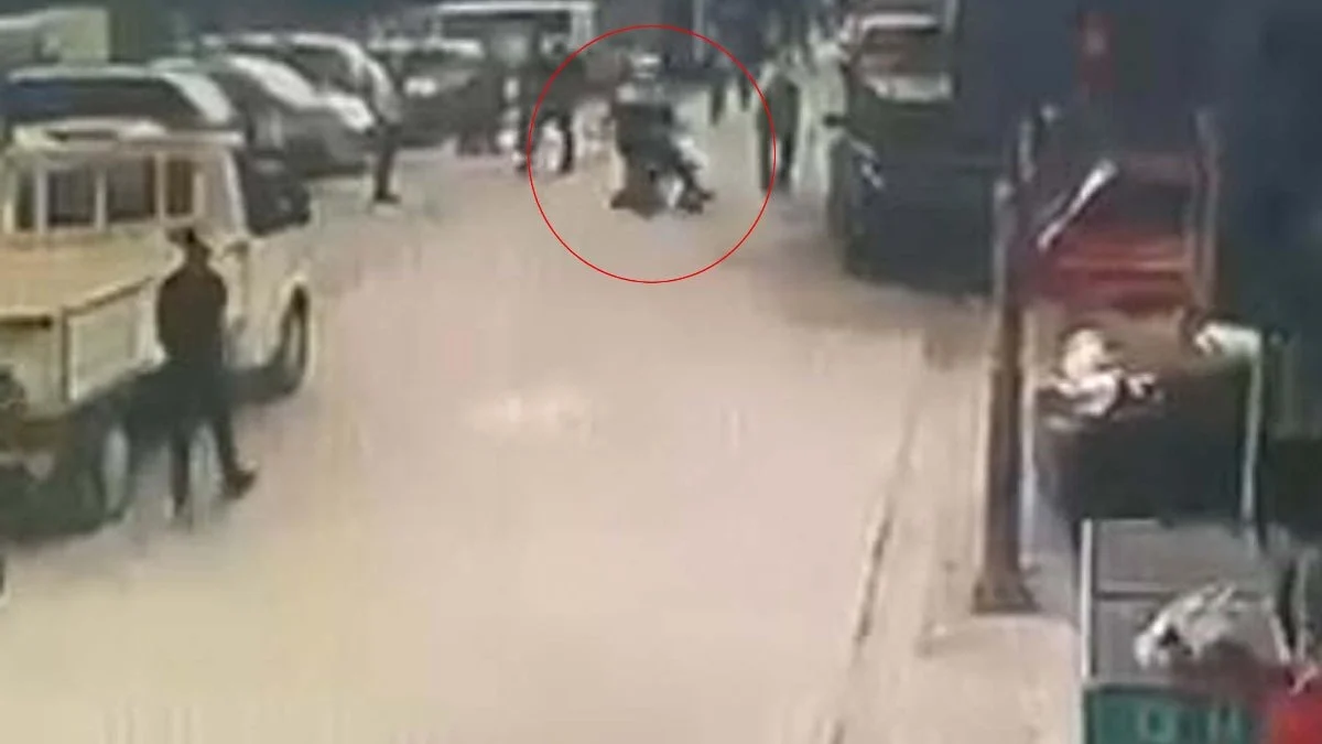 Manisa'da yangında mahsur kalan kadın jandarma tarafından kurtarıldı
