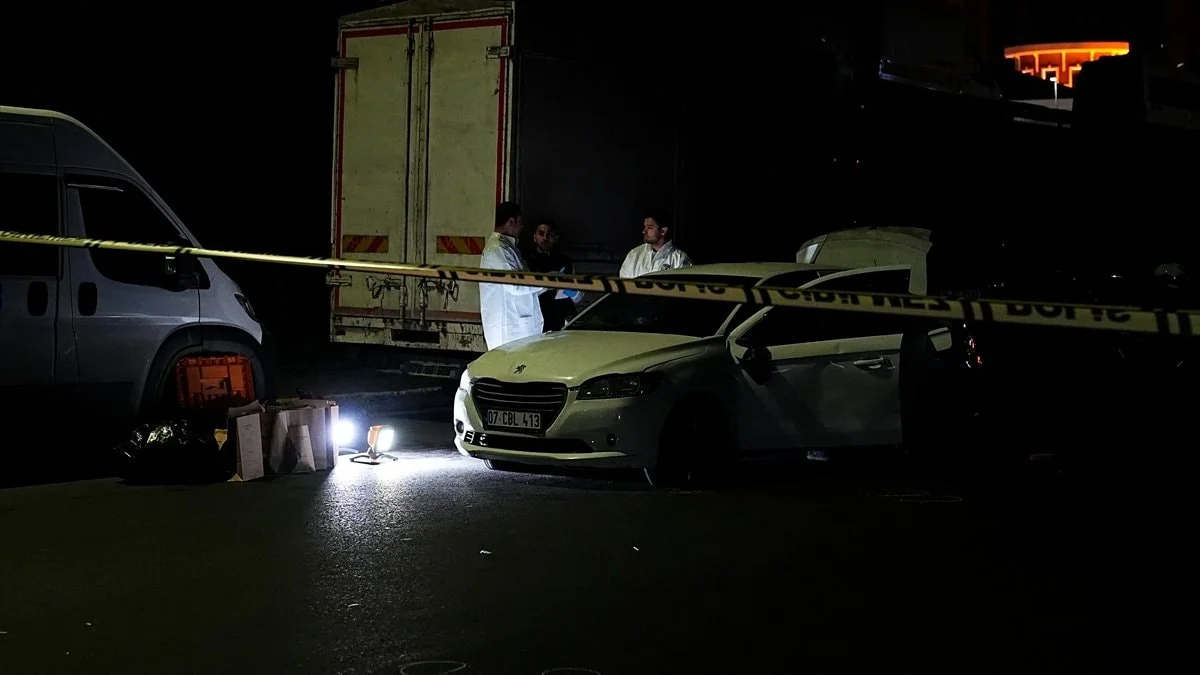İstanbul'da polisten kaçan şüpheliler kaza yapınca yakalandı