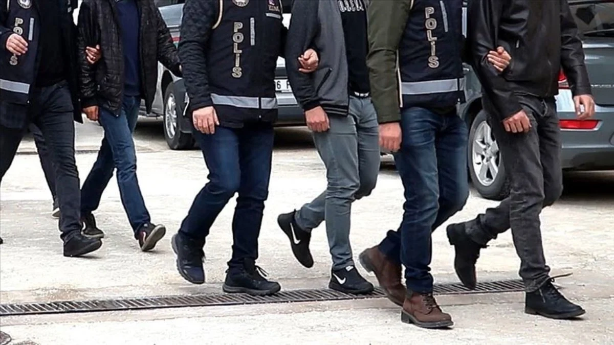 FETÖ'nün hücre evlerine baskın: 9 gözaltı