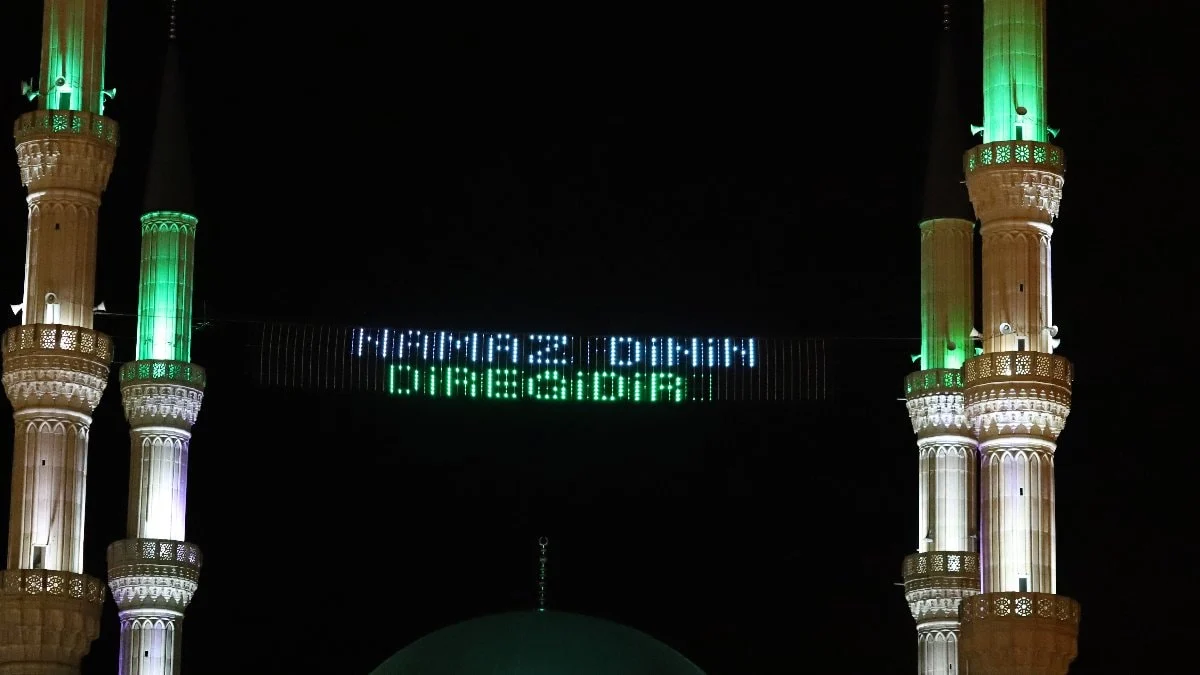 Iğdır Merkez Ulu Camii'ne dijital mahya asıldı
