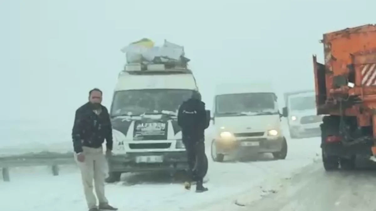 Erzurum'da sürücüler, Palandöken Geçidi'nde kaldı