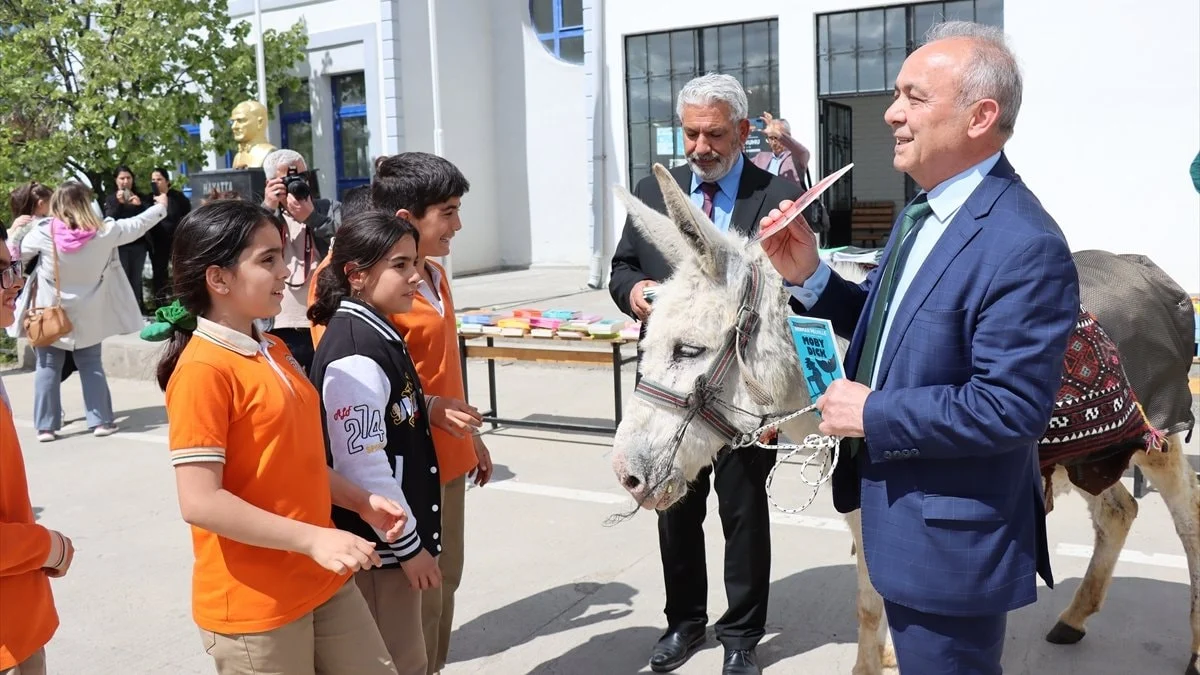 Almanya'dan Erzincan'a geldi: Eşek sırtındaki kitapları öğrencilere dağıttı