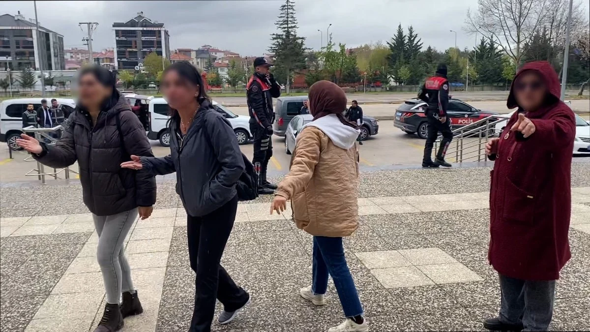 Bolu'da silahlı saldırı şüphelilerinin aileleri basın mensuplarına tepki gösterdi: Çekmeyin