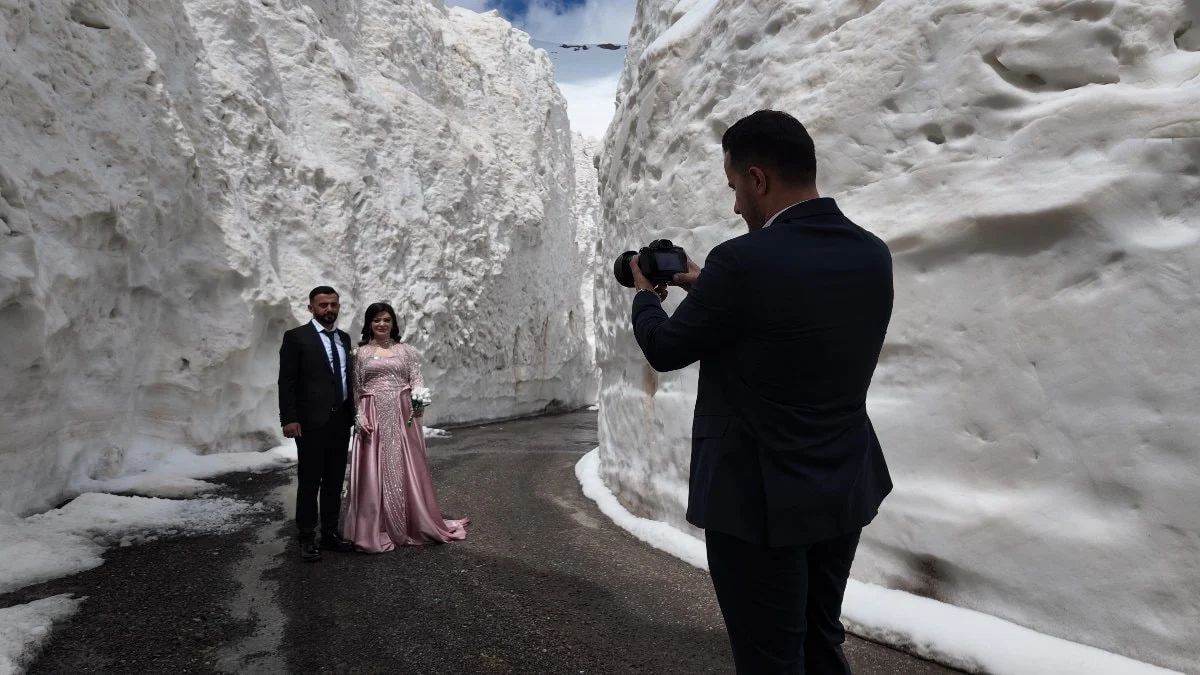 Şırnak'ta gelin ve damadın fotoğraf çekimi dikkat çekti
