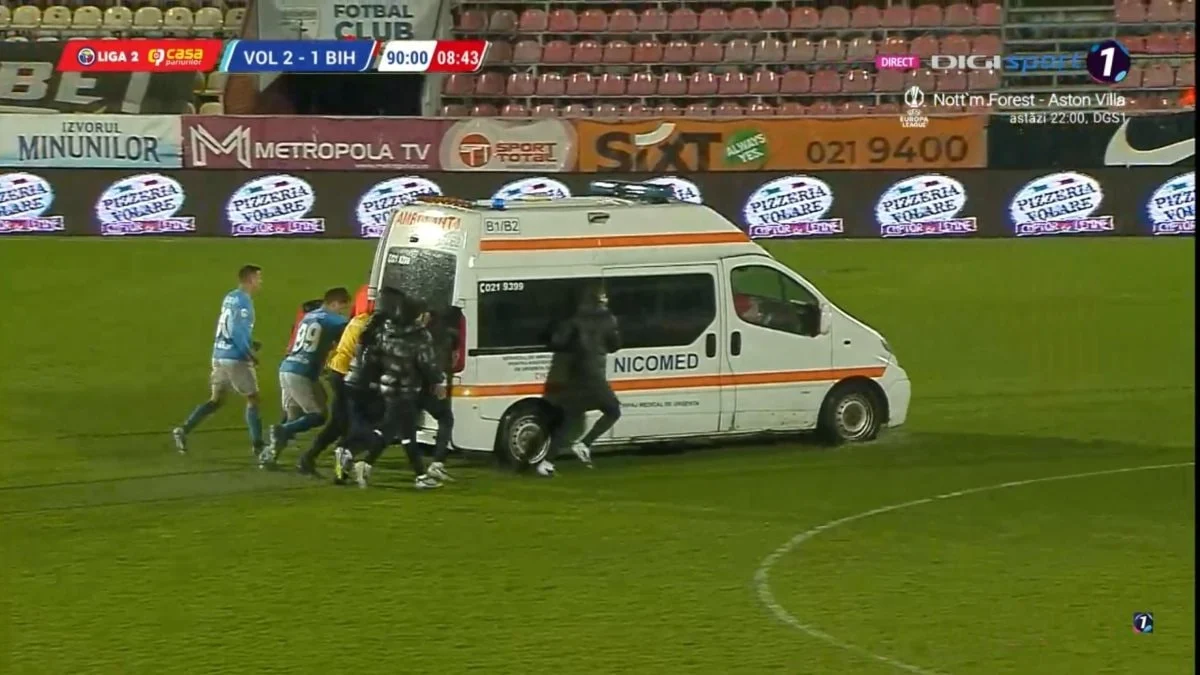 Romanya'da sahaya giren ambulansı futbolcular itti
