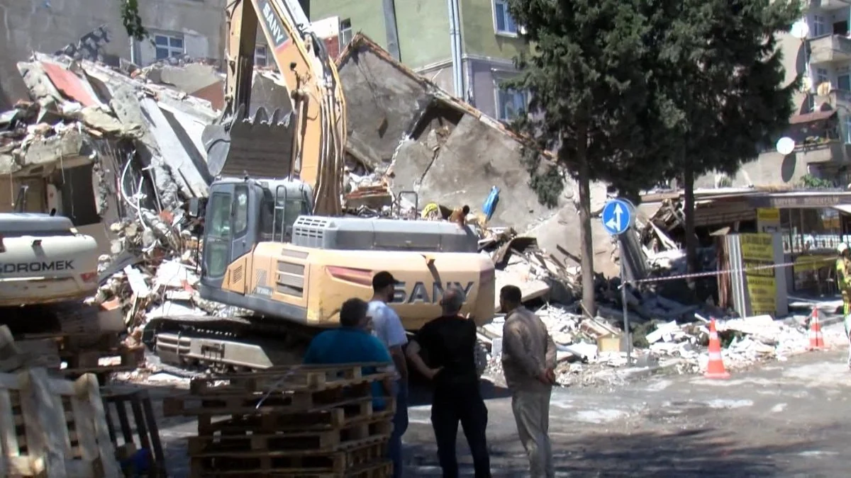 İstanbul'da yıkımı yapılan bina, bitişiğindeki binanın üzerine çöktü: Kıl payı kurtuldular