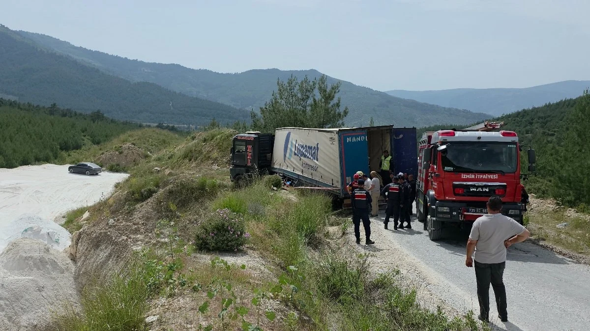 İzmir’de devrilen tırın altında kalan sürücü hayatını kaybetti