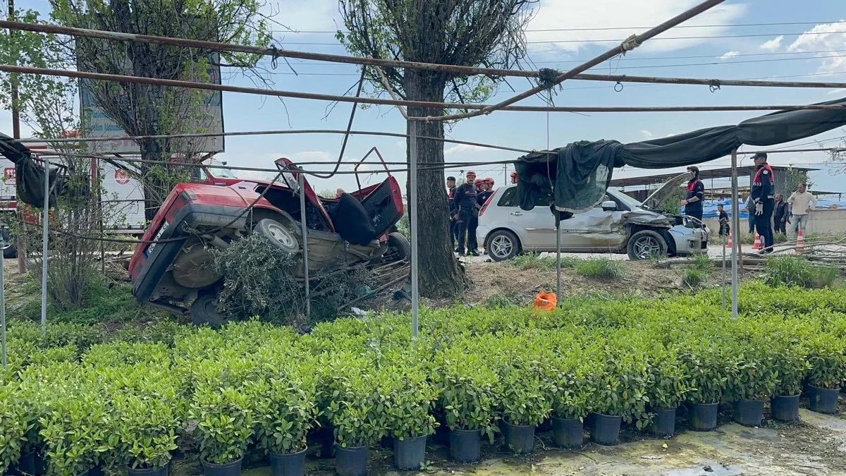 İzmir'de 3 otomobilin karıştığı kazada bir kişi hayatını kaybetti