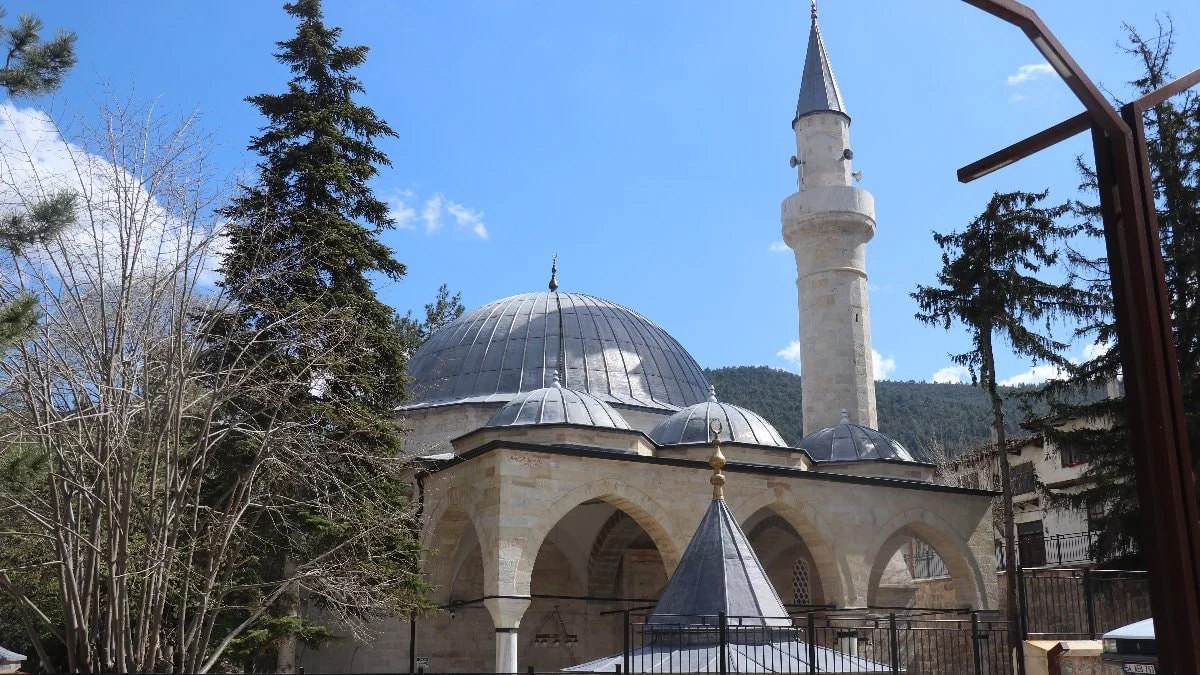 Sakarya'da 508 yıllık Yunus Paşa Camii, zamanın izlerini taşıyor