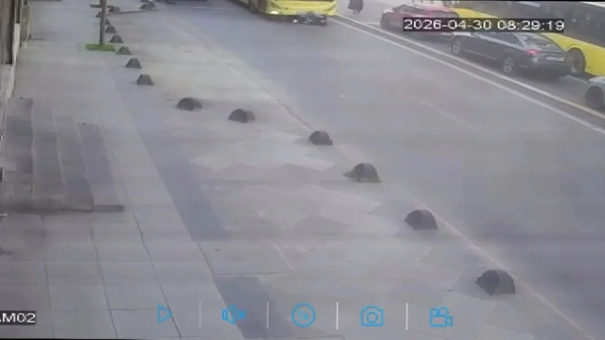 İstanbul'da İETT otobüsünün çocuğa çarptığı anlar kamerada