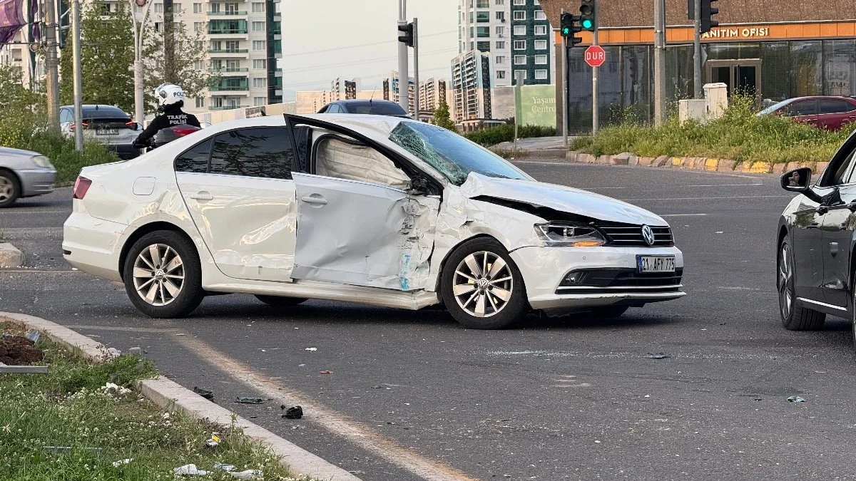 Diyarbakır'da minibüs, direğe çarpıp otomobilin üzerine savruldu: 5 yaralı