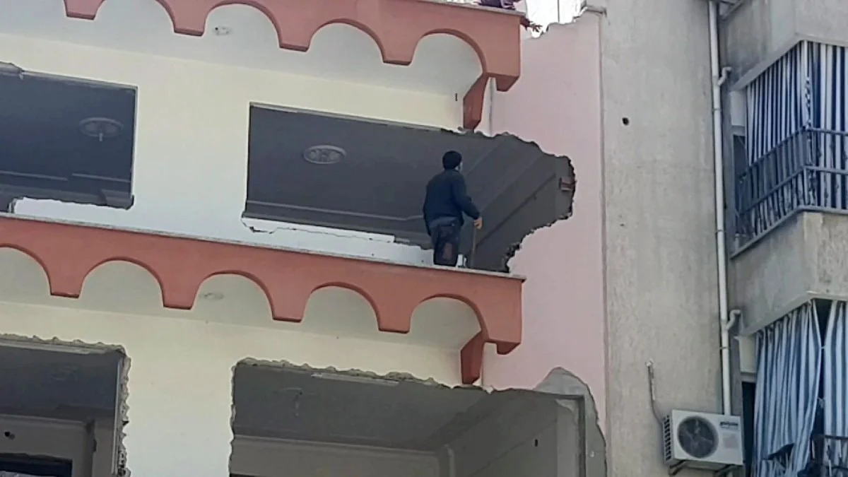 Denizli'de güvenlik önlemleri alınmadan yapılan bina yıkımı paniğe neden oldu
