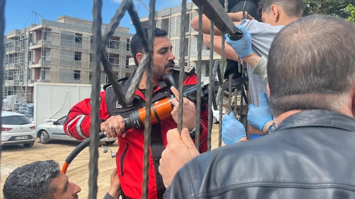 Diyarbakır'da demir korkuluk, küçük çocuğun koluna saplandı