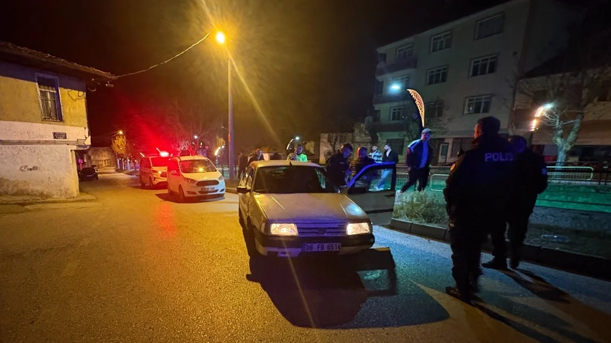 Kastamonu'da trafikte kendilerini uyaran adamı darbettiler: Otomobili bırakıp kaçtılar