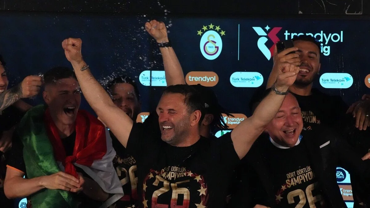 Galatasaraylı futbolculardan Okan Buruk’a basın toplantısında sulu baskın