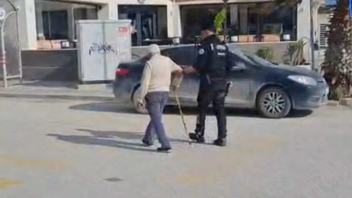 Hatay'da trafikte zorlanan yaşlı kişinin yardımına polis koştu