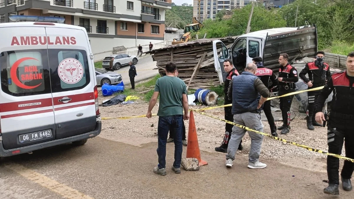 Ankara'da kamyonetin çarptığı iki belediye işçisi hayatını kaybetti