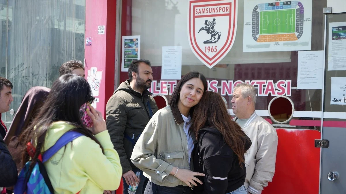 Biletler için kuyruk oluştu! Samsun'da şampiyonluk maçı heyecanı