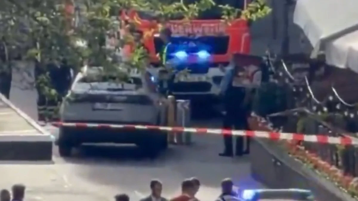 Almanya'da bir araç kalabalığın arasına girdi