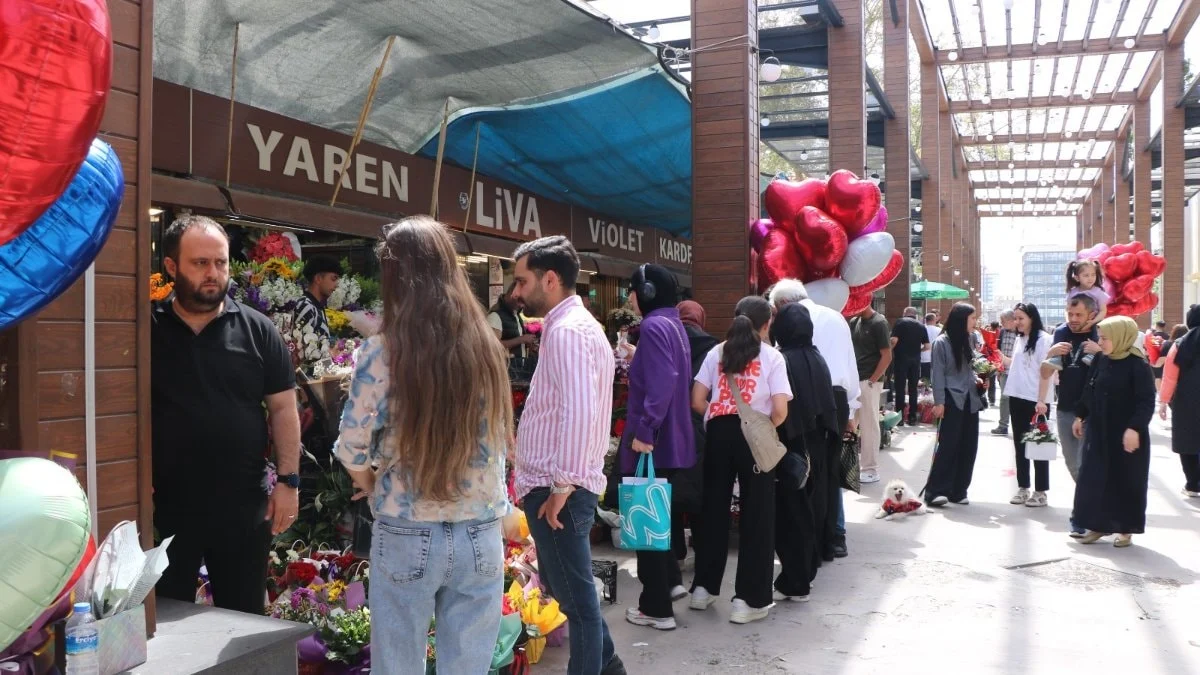 Kayseri'de anneler günü nedeniyle çiçekçilerde yoğunluk oluştu