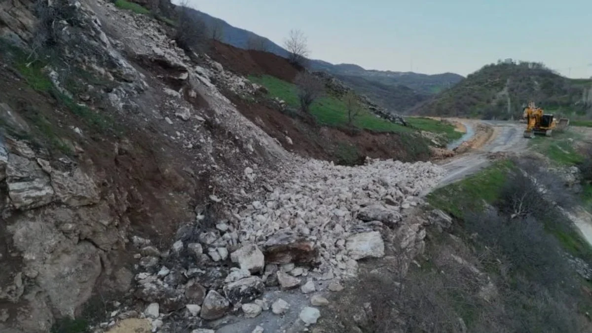 Bingöl’de heyelan sonrası bölgede yol çalışması