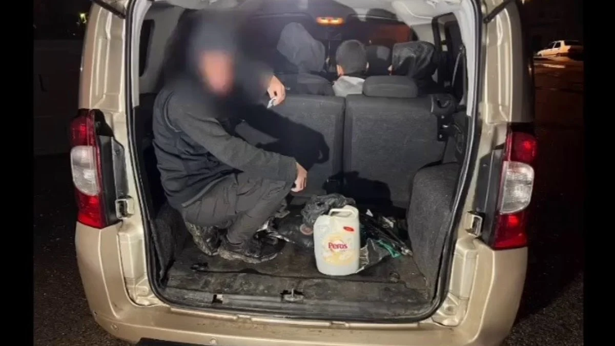 Hatay'da aracın bagajından kaçak göçmen çıktı