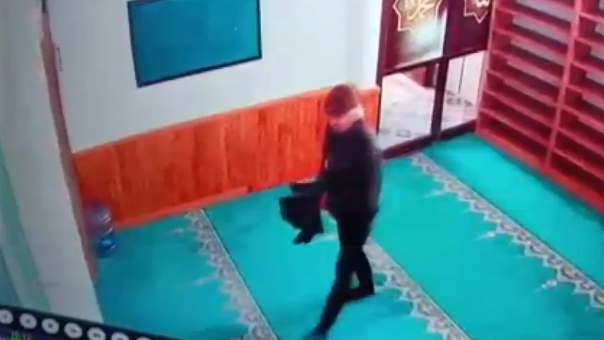 Burdur’da camide hırsızlık: Sadaka kutularını boşaltıp kayboldu