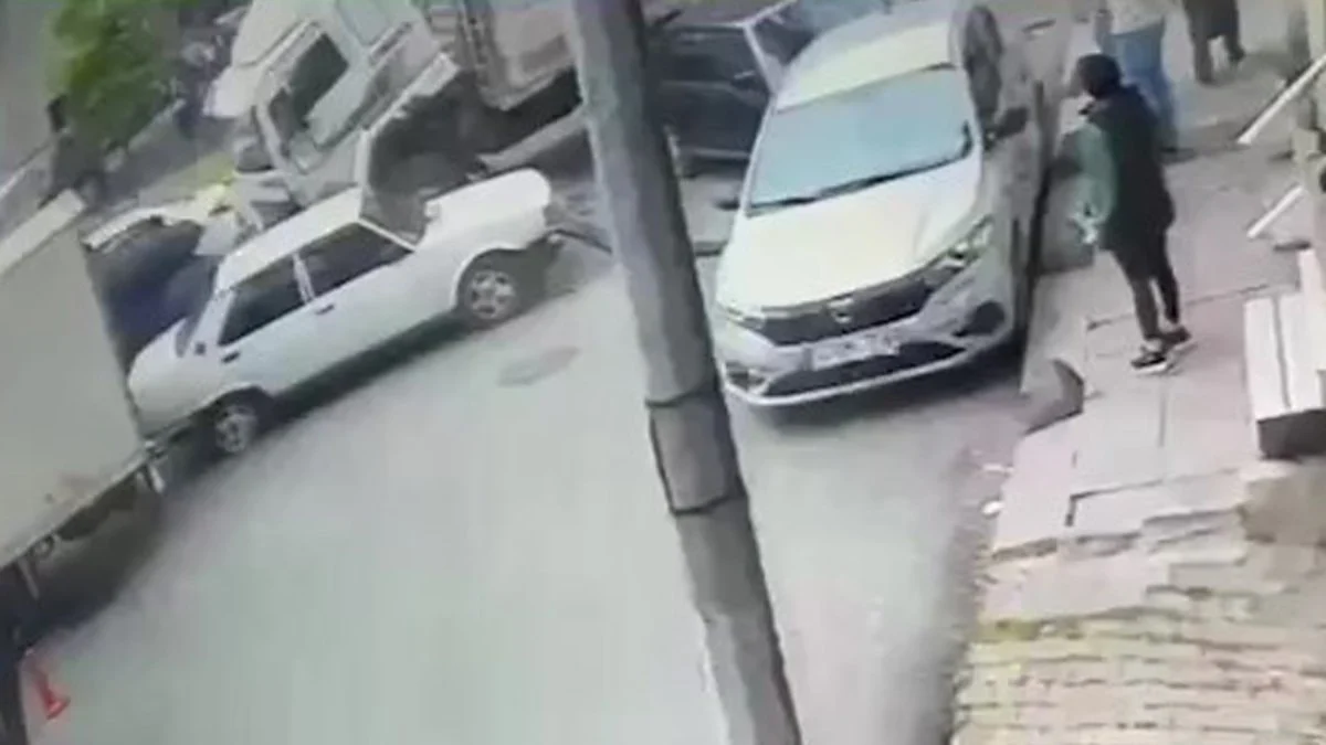 İstanbul Bağcılar'da freni boşalan kamyon 8 araca zarar verdi